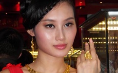 上司揉捏人妻丰满双乳电影